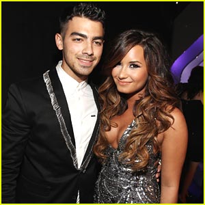 Demi Lovato & Joe Jonas -- MTV VMAs 2011