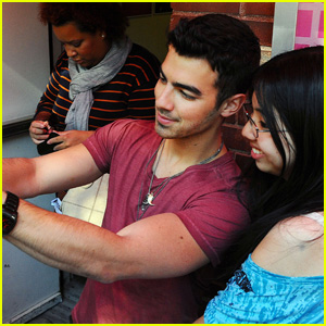 Joe Jonas: Photo Fun With Fan!