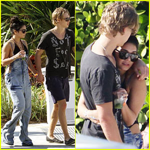 Vanessa Hudgens & Austin Butler: Miami Hug! | Austin Butler, Vanessa ...