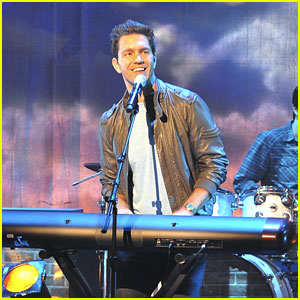 Andy Grammer Performs on 'So Random'!