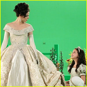 Bailee Madison as Snow White -- FIRST PIC!