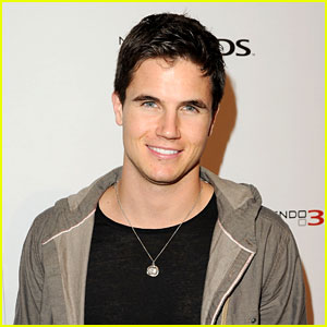 Robbie Amell Joins ‘Like Father’ | Robbie Amell | Just Jared Jr.