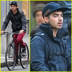 Joe Jonas Bikes in the Big Apple