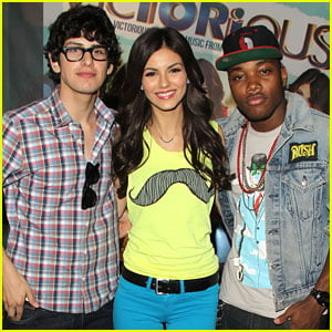 Victoria Justice: 'Victorious' CD Signing!