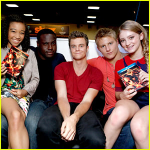 Amandla Stenberg & Willow Shields: 'The Hunger Games' Cast Signing at Comic Con 2012
