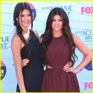 Kendall & Kylie Jenner – Teen Choice Awards 2012 | 2012 Teen Choice ...