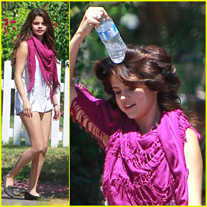 Selena Gomez Cools Down With Water Bottle On Her Head | Selena Gomez ...