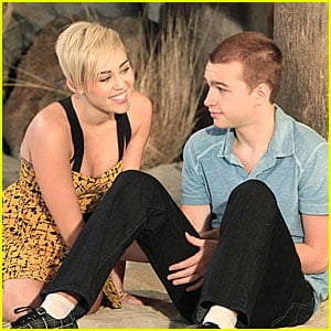 Miley Cyrus: New 'Two & A Half Men' Stills!