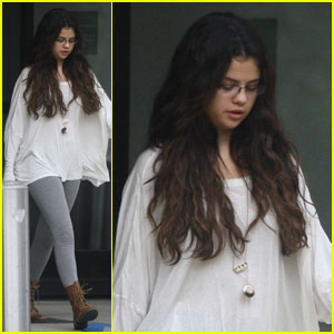 Selena Gomez: Steven Spielberg Pediatric Research Center Visit | Selena ...