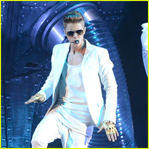 Justin Bieber Collapses on Stage; Seeks Medical Attention | Justin ...