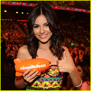 Victoria Justice: 'Victorious' Wins at Kids Choice Awards 2013!