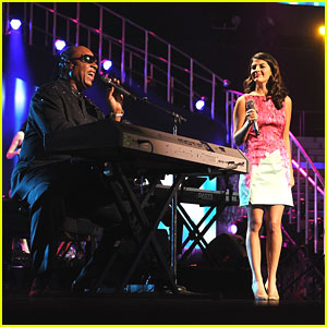 Nikki Yanofsky Sings with Stevie Wonder at Keep Memory Alive Gala