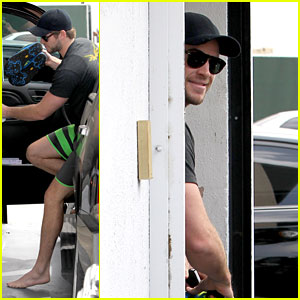 Liam Hemsworth: Barefoot Gym Arrival | Liam Hemsworth | Just Jared Jr.