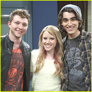 Taylor Spreitler Gets Kisses from Sterling Knight & Blake Michael!