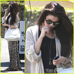 Selena Gomez - Shopping at Urban Outfitters in Los Angeles 12/18