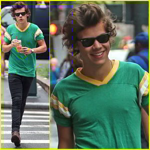 Harry Styles Grabs A Smoothie In Nyc Harry Styles Just Jared Jr