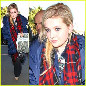 Abigail Breslin, (almost) all grown up, carries a Burberry bag in