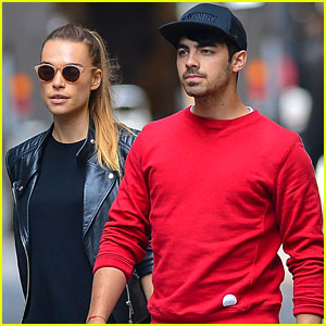 Joe & Kevin Jonas Hold NYC Scavenger Hunt for ‘Off the Record’ Tickets ...