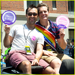 Jonathan Groff Wears a Rainbow While Celebrating NYC Gay Pride!