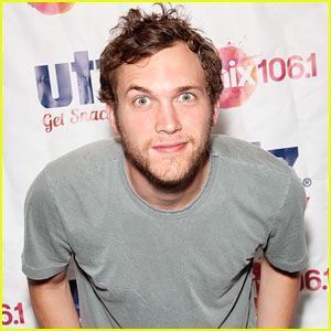 Phillip Phillips is Trying to Power Through Small Throat Problems