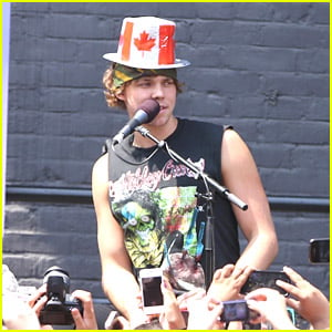 5 Seconds of Summer Put On Parking Lot Concert in Toronto