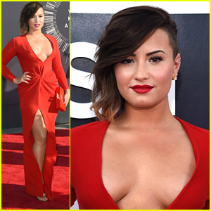 Demi Lovato Is Red Hot at MTV VMAs 2014!