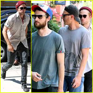 Robert Pattinson Strolls NYC Streets with Tom Sturridge & Friends!