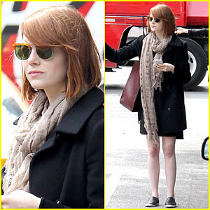 Emma Stone Grabs a Cab Solo in NYC!