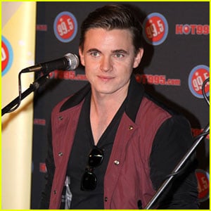 Jesse McCartney Serenades Us with 'Superbad' - Watch Here!