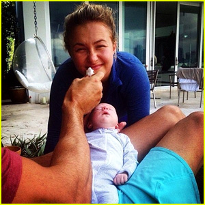 Hayden Panettiere & Wladimir Klitschko's Daughter Kaya Poses for First Selfie!