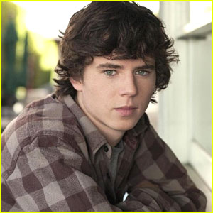 The Middle's Charlie McDermott Zips Into 'Super Clyde' Role