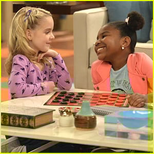 Judy Schools Her New Friend In A Game Of Checkers On K C Undercover K C Undercover Kamil Mcfadden Trinitee Stokes Zendaya Just Jared Jr