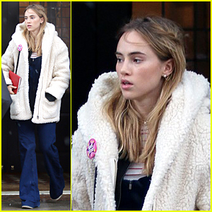 Suki Waterhouse Slams Mean Troll After Being Called 'Ugly'