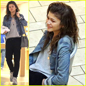 Zendaya’s Phone Is ‘Trippin’ & Typing On It’s Own | Zendaya | Just ...