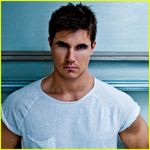 Robbie Amell Reveals the Secret to His Relationship With Italia Ricci ...