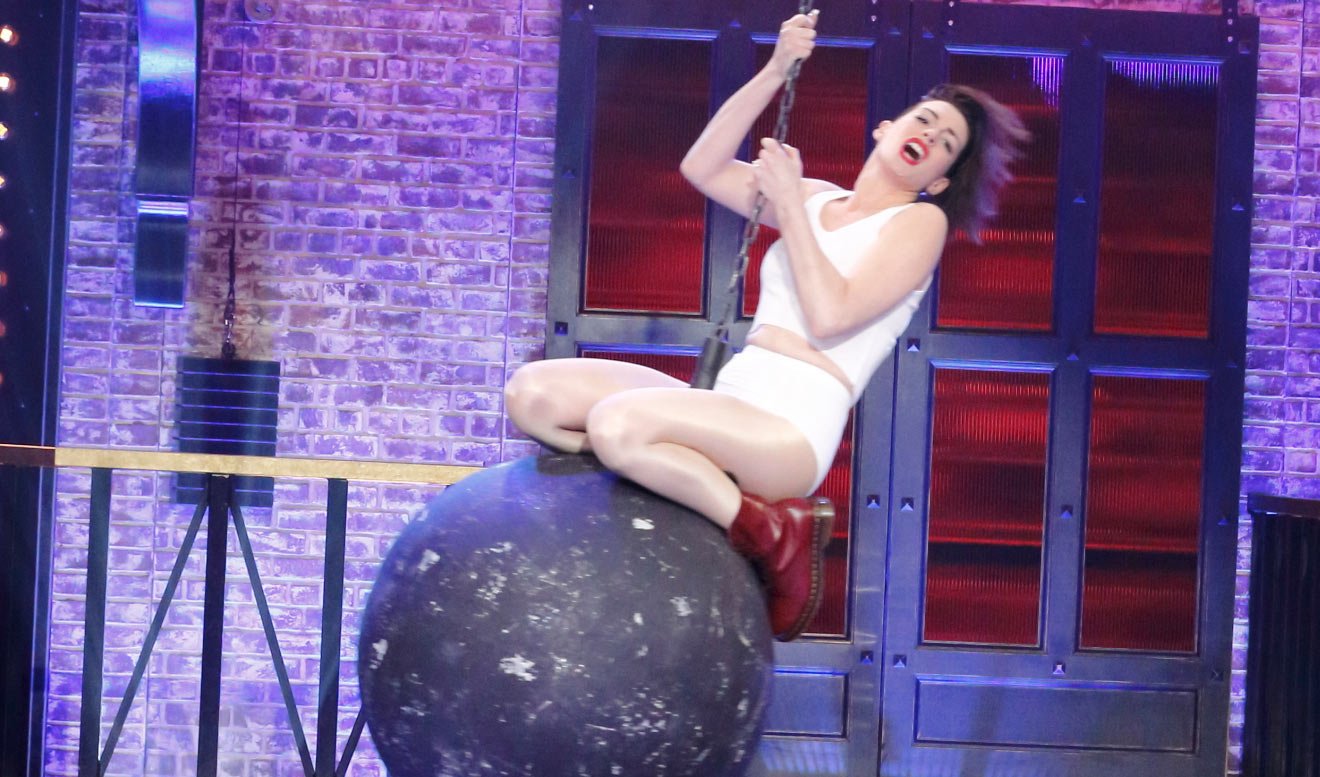 Anne Hathaway Totally Wins ‘Lip Sync Battle’ with Miley...