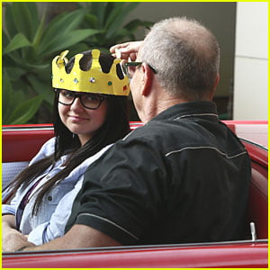 Alex Wears Jay S Birthday Crown In Tonight S Modern Family Ariel Winter Television Just Jared Jr