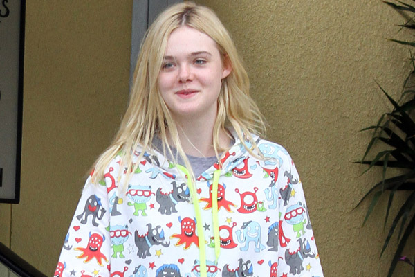 Elle Fanning Grabs Lunch At Joans On Third With Mom Joy Elle Fanning Just Jared Jr 9138