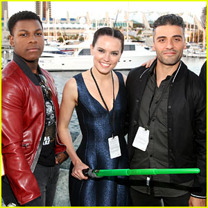 Daisy Ridley & 'Star Wars' Cast Take Over Comic-Con 2015!