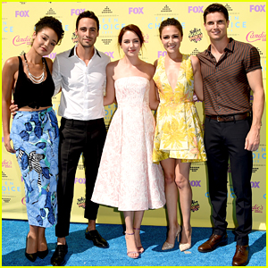 Italia Ricci & Robbie Amell Are 'Chasing' After Teen Choice Awards