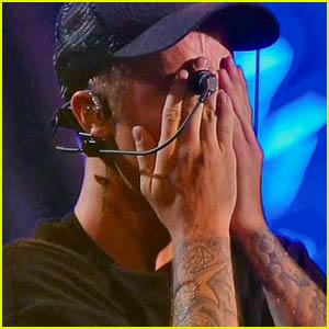 Justin Bieber Breaks Down into Tears at MTV VMAs 2015 After Awesome Performance (Video)