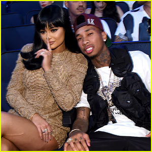 Kylie Jenner Sits Front Row at VMAs 2015 with Tyga!