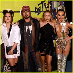 Miley Cyrus Brings Her Family to MTV VMAs 2015