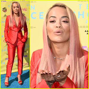Rita Ora Blows Kisses to Fans at Teen Choice 2015! | 2015 Teen Choice