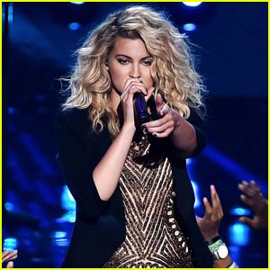 Tori Kelly Slays MTV VMAs 2015 Performance of 'Should've Been Us' - Watch Now!