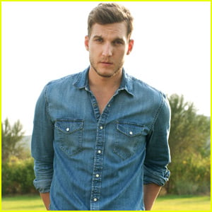 Scott Michael Foster Excited to Play the 'Bad Guy' on ABC's 'Blood & Oil' (JJJ Interview)