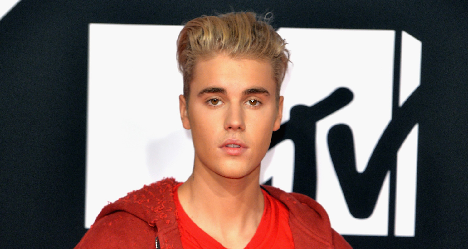 Justin Bieber Rocks Red for MTV EMAs 2015! | 2015 MTV EMAs, Justin ...