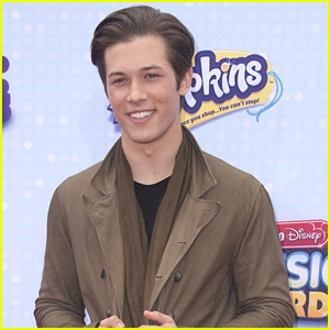 Leo Howard Set To Direct Episode of 'Gamer's Guide To Pretty Much Everything'!