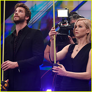 Watch Jennifer Lawrence & Liam Hemsworth Play Silly Games - Some in Spanish!