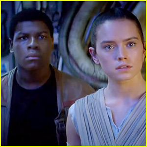 Daisy Ridley e John Boyega assistem ao trailer de Star Wars: O